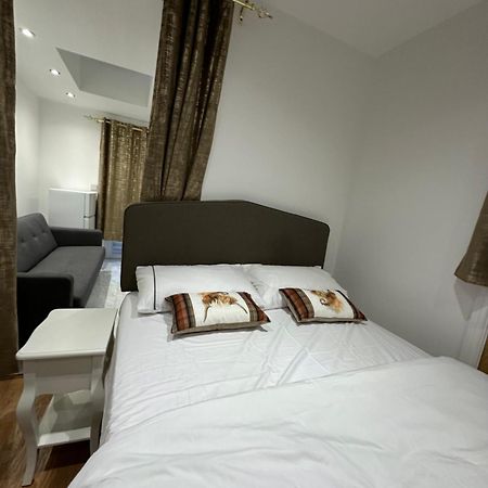 4Th Studio Flat With Private Own Bathroom A London Luxury Family Home Setup And Furnished With Double Bed Plus A Double Futon-Sofa Bed A Single Futon Bed A Baby Cot And Garden And Free Parking Exterior foto