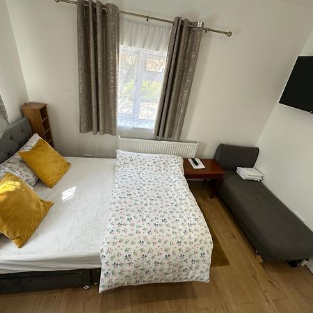 4Th Studio Flat With Private Own Bathroom A London Luxury Family Home Setup And Furnished With Double Bed Plus A Double Futon-Sofa Bed A Single Futon Bed A Baby Cot And Garden And Free Parking Exterior foto