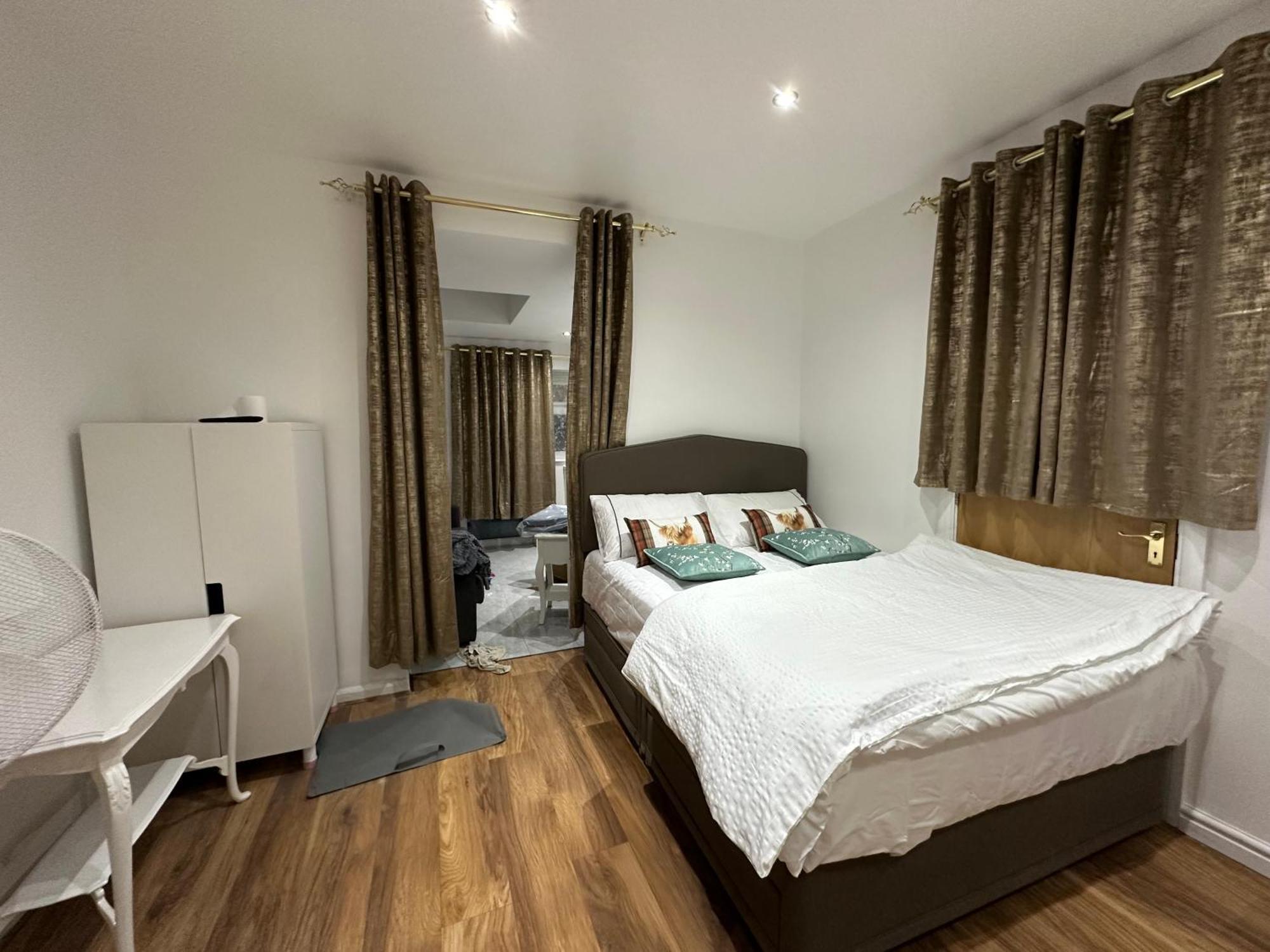 4Th Studio Flat With Private Own Bathroom A London Luxury Family Home Setup And Furnished With Double Bed Plus A Double Futon-Sofa Bed A Single Futon Bed A Baby Cot And Garden And Free Parking Exterior foto