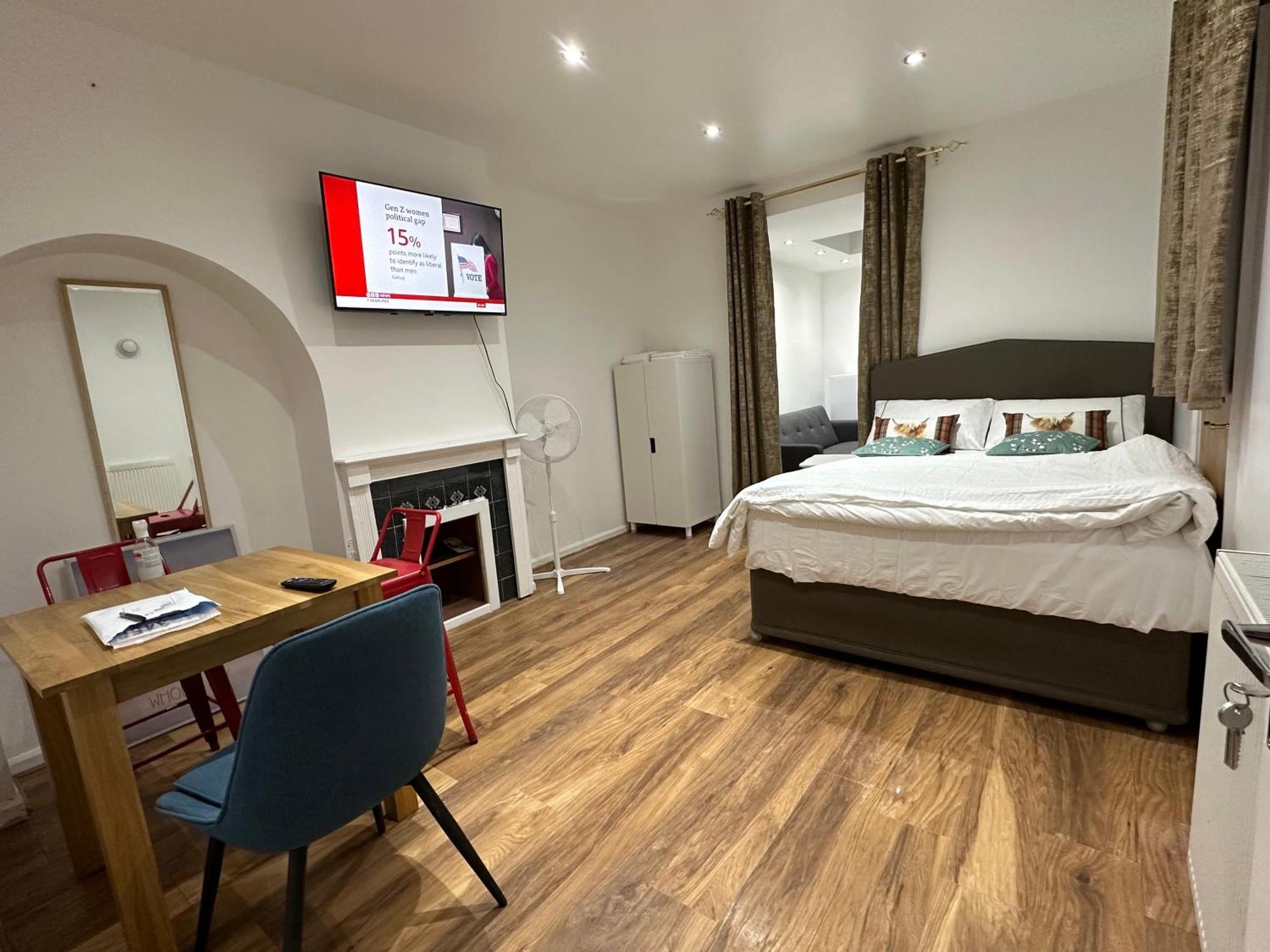 4Th Studio Flat With Private Own Bathroom A London Luxury Family Home Setup And Furnished With Double Bed Plus A Double Futon-Sofa Bed A Single Futon Bed A Baby Cot And Garden And Free Parking Exterior foto