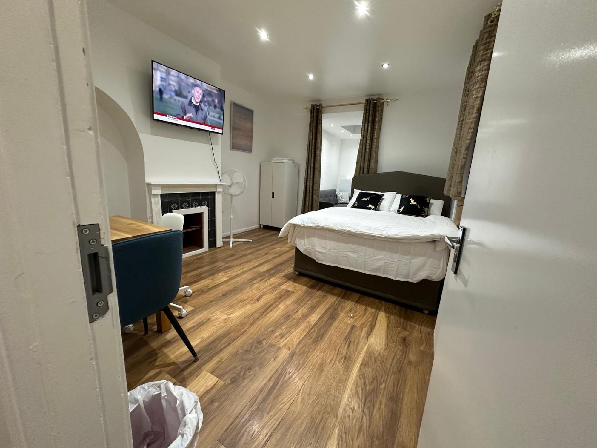 4Th Studio Flat With Private Own Bathroom A London Luxury Family Home Setup And Furnished With Double Bed Plus A Double Futon-Sofa Bed A Single Futon Bed A Baby Cot And Garden And Free Parking Exterior foto