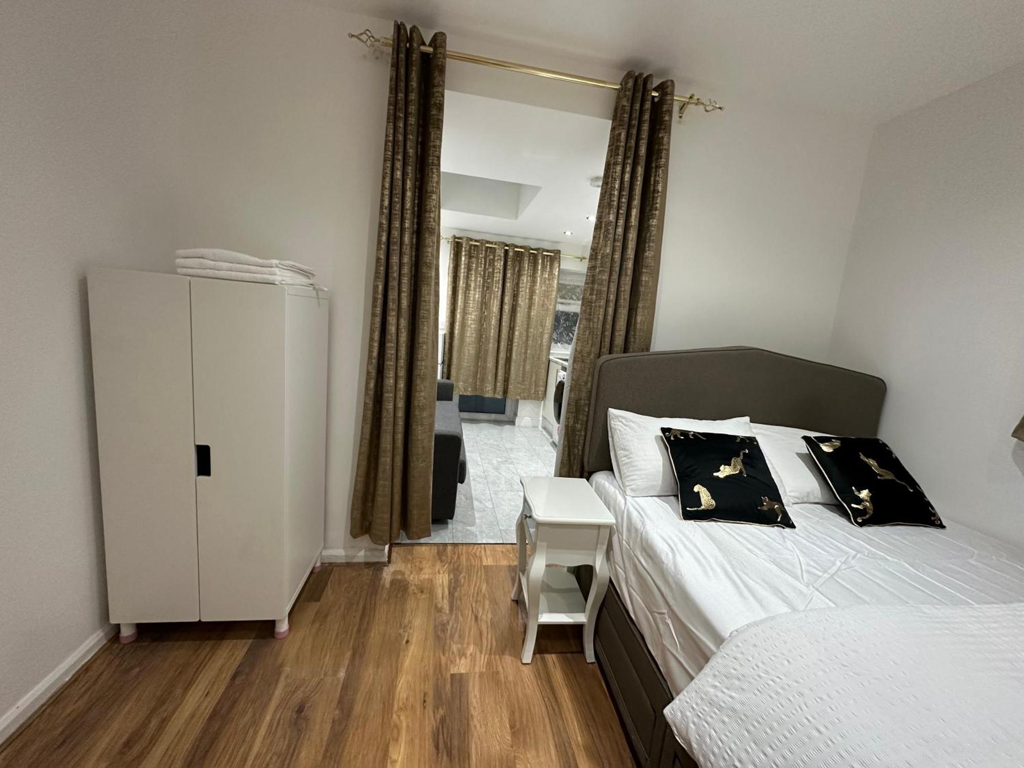 4Th Studio Flat With Private Own Bathroom A London Luxury Family Home Setup And Furnished With Double Bed Plus A Double Futon-Sofa Bed A Single Futon Bed A Baby Cot And Garden And Free Parking Exterior foto