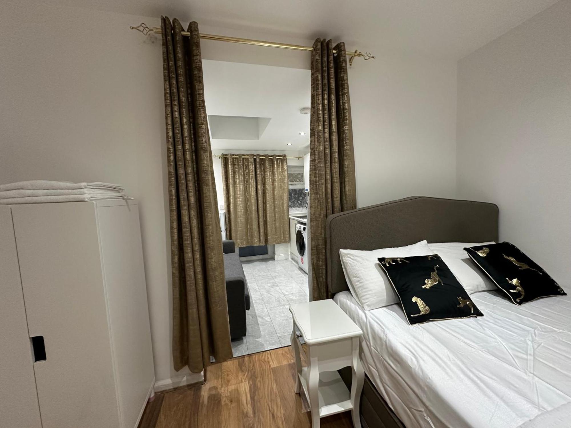 4Th Studio Flat With Private Own Bathroom A London Luxury Family Home Setup And Furnished With Double Bed Plus A Double Futon-Sofa Bed A Single Futon Bed A Baby Cot And Garden And Free Parking Exterior foto