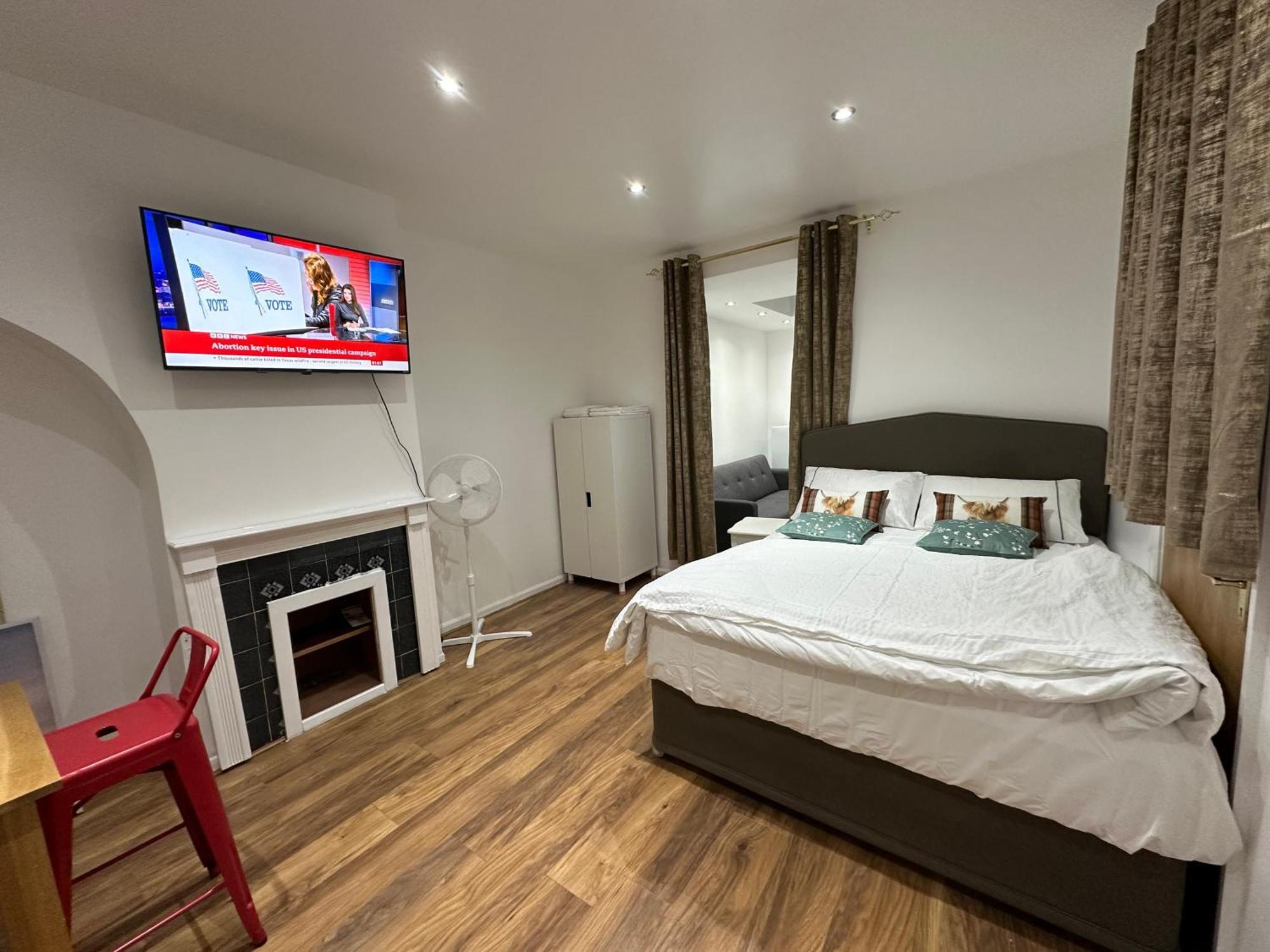 4Th Studio Flat With Private Own Bathroom A London Luxury Family Home Setup And Furnished With Double Bed Plus A Double Futon-Sofa Bed A Single Futon Bed A Baby Cot And Garden And Free Parking Exterior foto