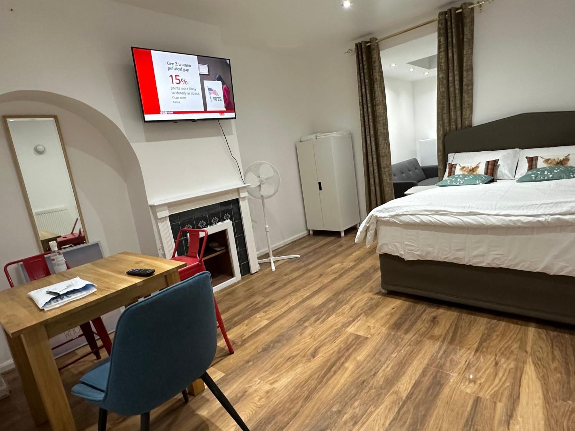 4Th Studio Flat With Private Own Bathroom A London Luxury Family Home Setup And Furnished With Double Bed Plus A Double Futon-Sofa Bed A Single Futon Bed A Baby Cot And Garden And Free Parking Exterior foto