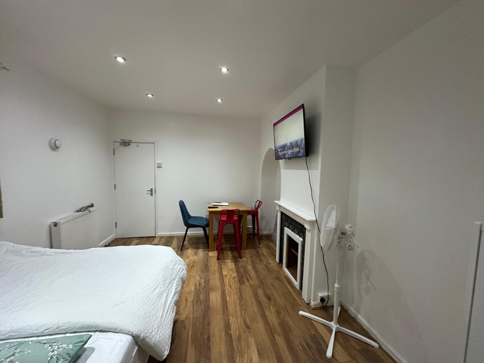 4Th Studio Flat With Private Own Bathroom A London Luxury Family Home Setup And Furnished With Double Bed Plus A Double Futon-Sofa Bed A Single Futon Bed A Baby Cot And Garden And Free Parking Exterior foto