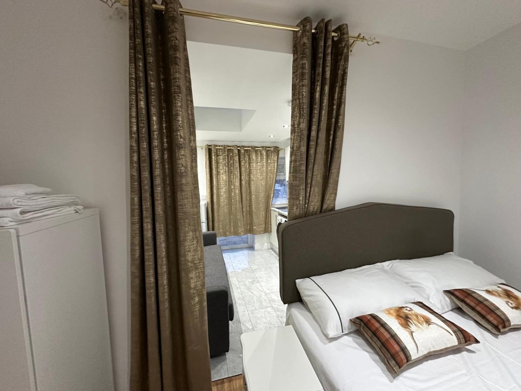4Th Studio Flat With Private Own Bathroom A London Luxury Family Home Setup And Furnished With Double Bed Plus A Double Futon-Sofa Bed A Single Futon Bed A Baby Cot And Garden And Free Parking Exterior foto