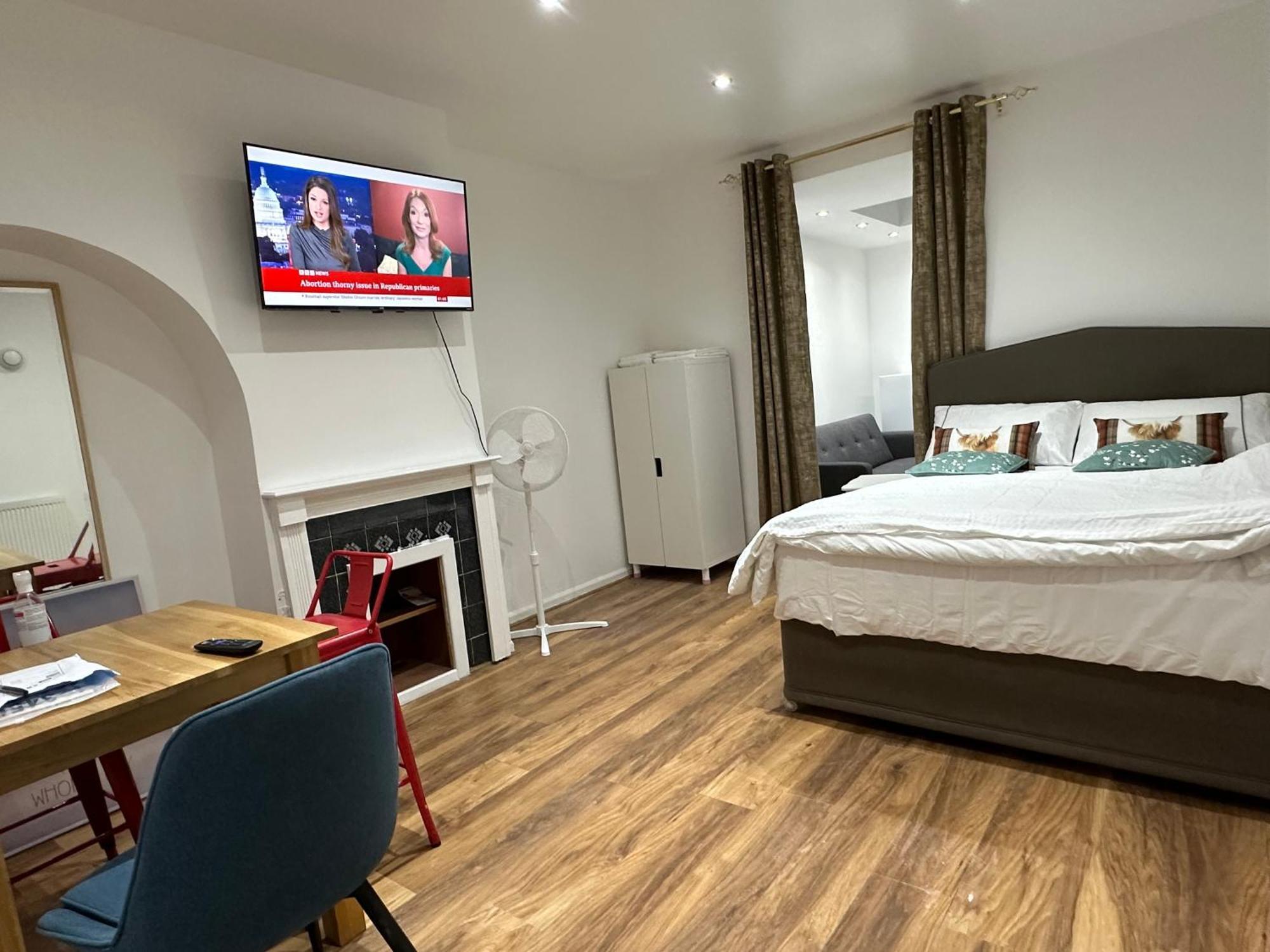 4Th Studio Flat With Private Own Bathroom A London Luxury Family Home Setup And Furnished With Double Bed Plus A Double Futon-Sofa Bed A Single Futon Bed A Baby Cot And Garden And Free Parking Exterior foto