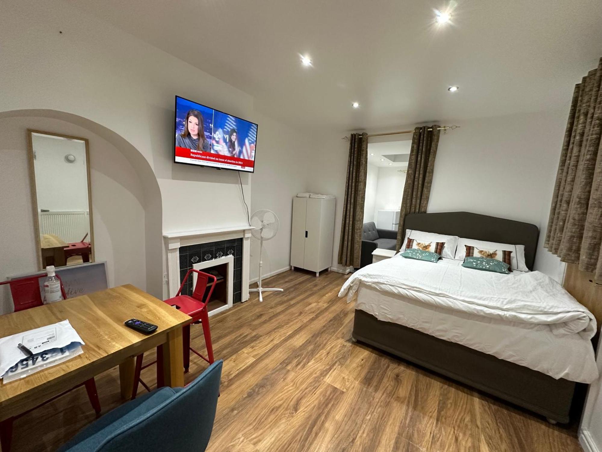 4Th Studio Flat With Private Own Bathroom A London Luxury Family Home Setup And Furnished With Double Bed Plus A Double Futon-Sofa Bed A Single Futon Bed A Baby Cot And Garden And Free Parking Exterior foto