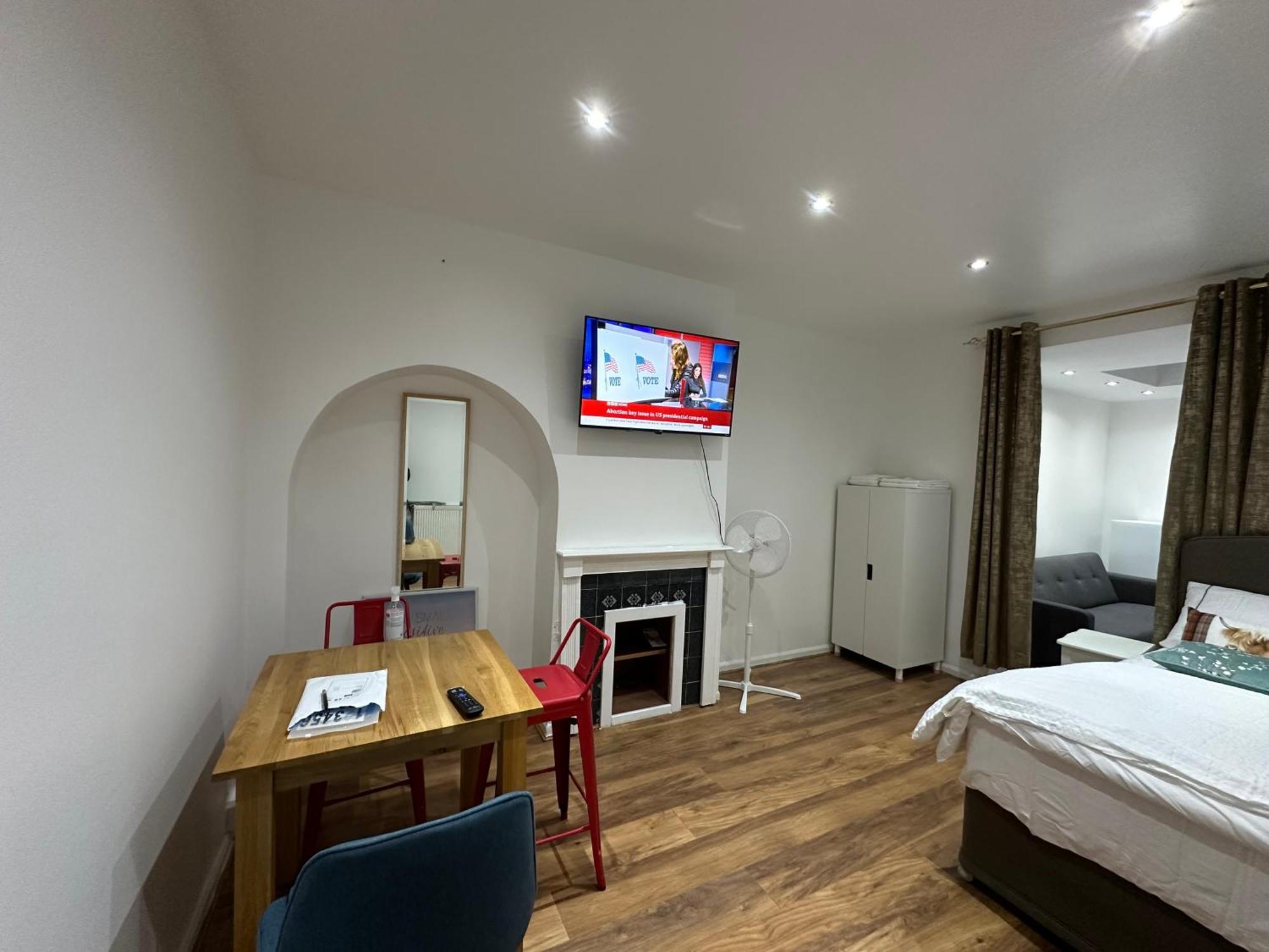 4Th Studio Flat With Private Own Bathroom A London Luxury Family Home Setup And Furnished With Double Bed Plus A Double Futon-Sofa Bed A Single Futon Bed A Baby Cot And Garden And Free Parking Exterior foto