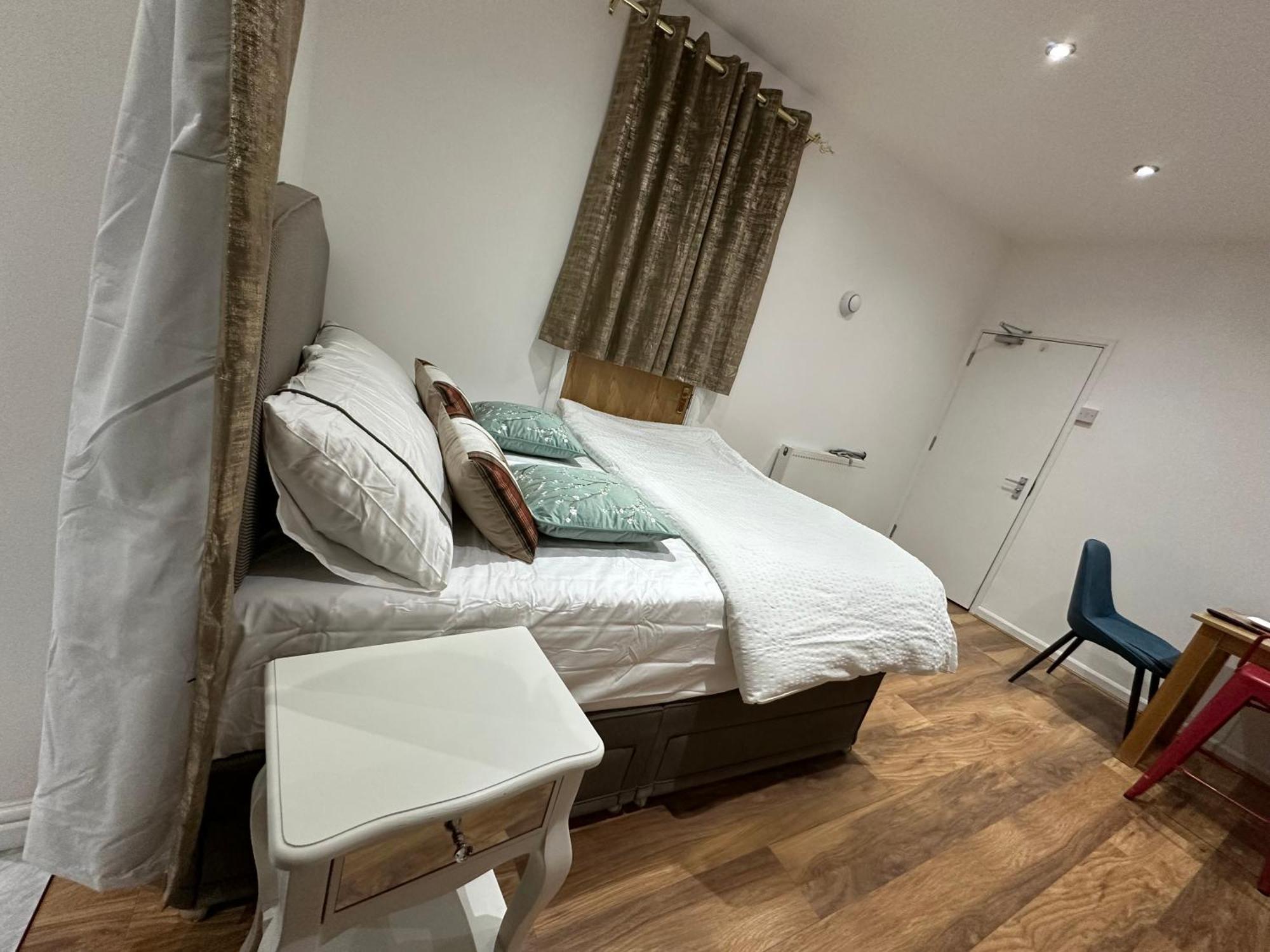 4Th Studio Flat With Private Own Bathroom A London Luxury Family Home Setup And Furnished With Double Bed Plus A Double Futon-Sofa Bed A Single Futon Bed A Baby Cot And Garden And Free Parking Exterior foto