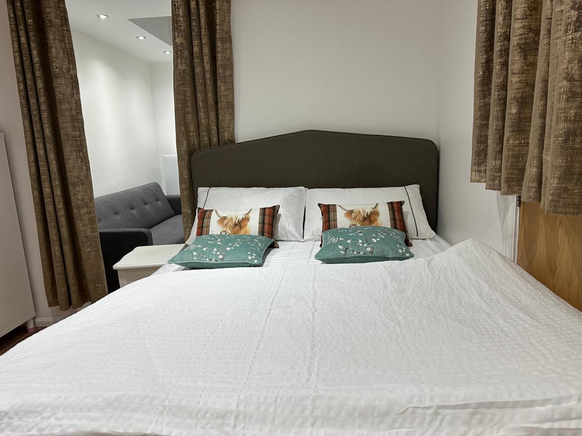 4Th Studio Flat With Private Own Bathroom A London Luxury Family Home Setup And Furnished With Double Bed Plus A Double Futon-Sofa Bed A Single Futon Bed A Baby Cot And Garden And Free Parking Exterior foto