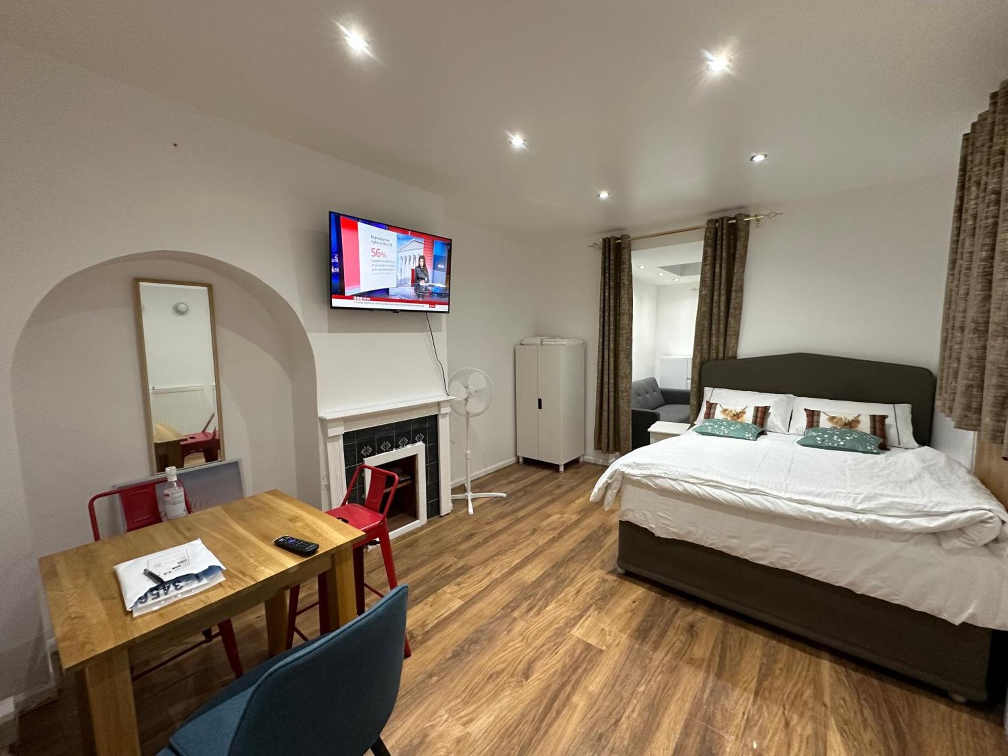 4Th Studio Flat With Private Own Bathroom A London Luxury Family Home Setup And Furnished With Double Bed Plus A Double Futon-Sofa Bed A Single Futon Bed A Baby Cot And Garden And Free Parking Exterior foto