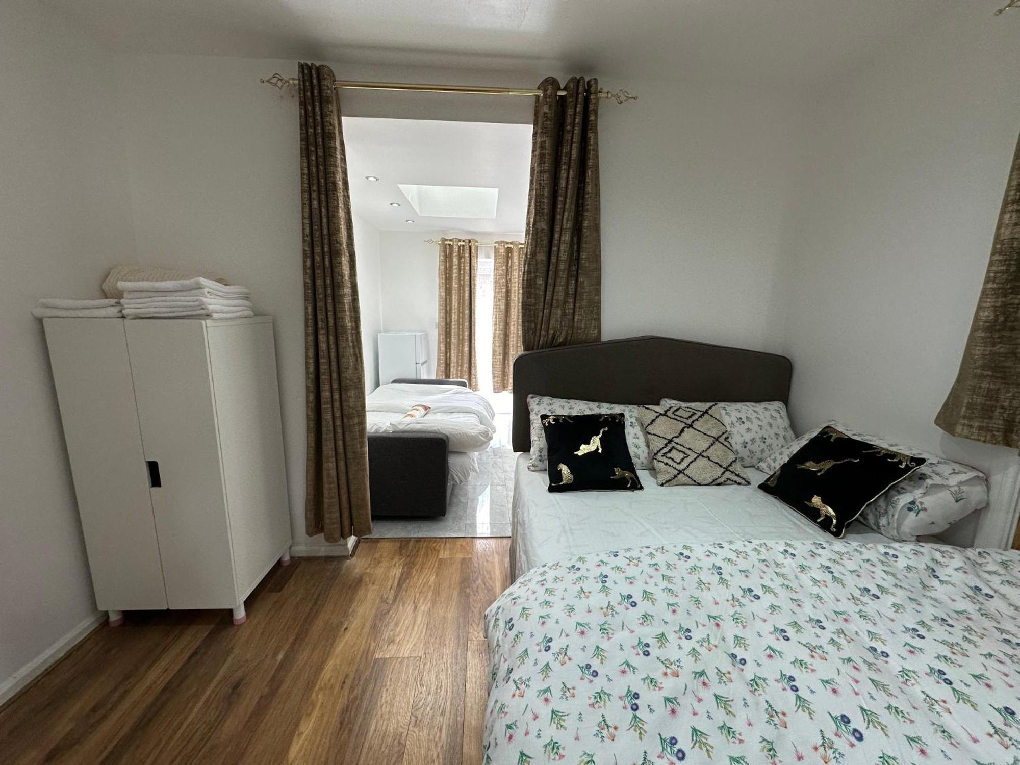 4Th Studio Flat With Private Own Bathroom A London Luxury Family Home Setup And Furnished With Double Bed Plus A Double Futon-Sofa Bed A Single Futon Bed A Baby Cot And Garden And Free Parking Exterior foto