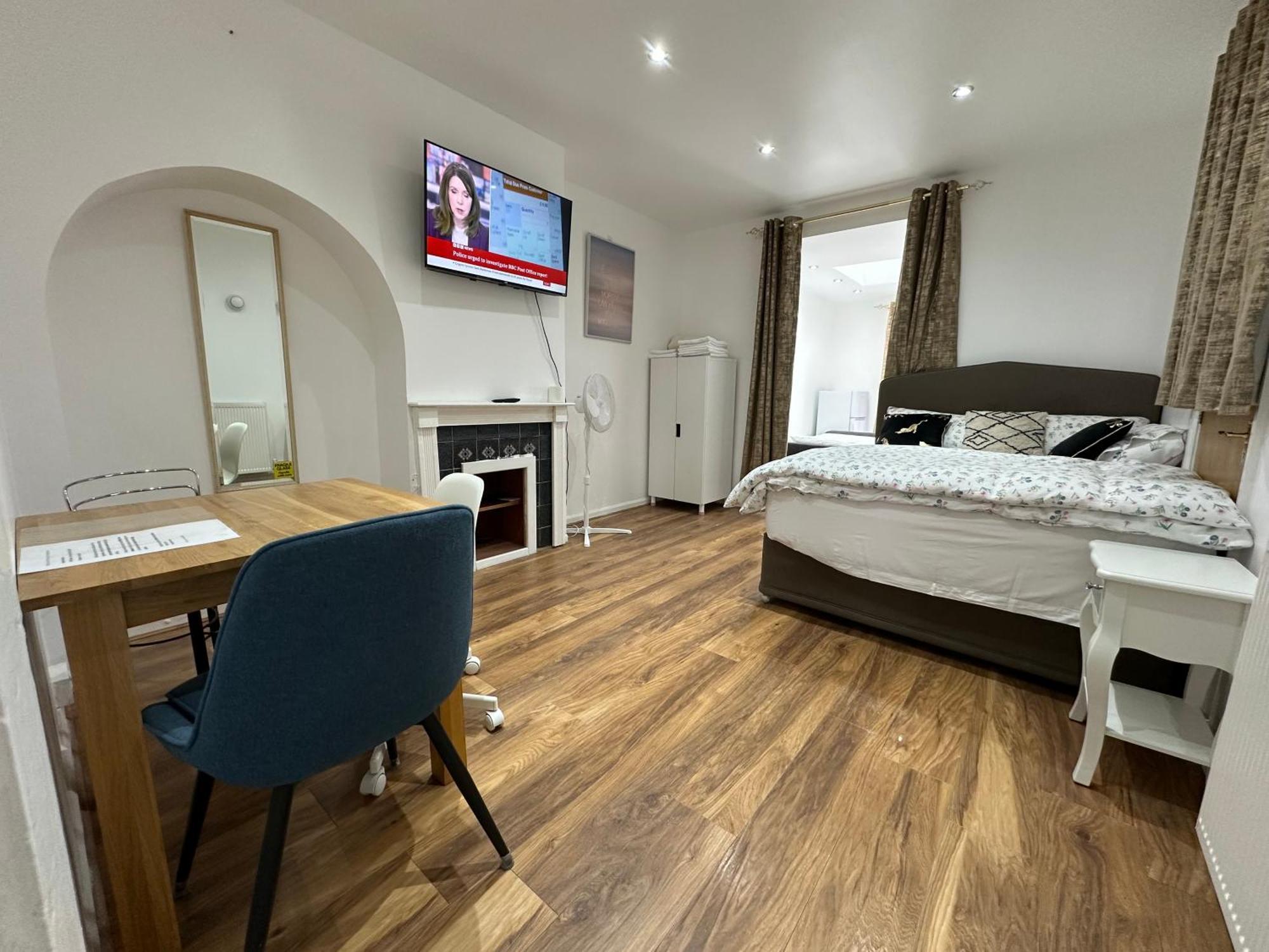 4Th Studio Flat With Private Own Bathroom A London Luxury Family Home Setup And Furnished With Double Bed Plus A Double Futon-Sofa Bed A Single Futon Bed A Baby Cot And Garden And Free Parking Exterior foto