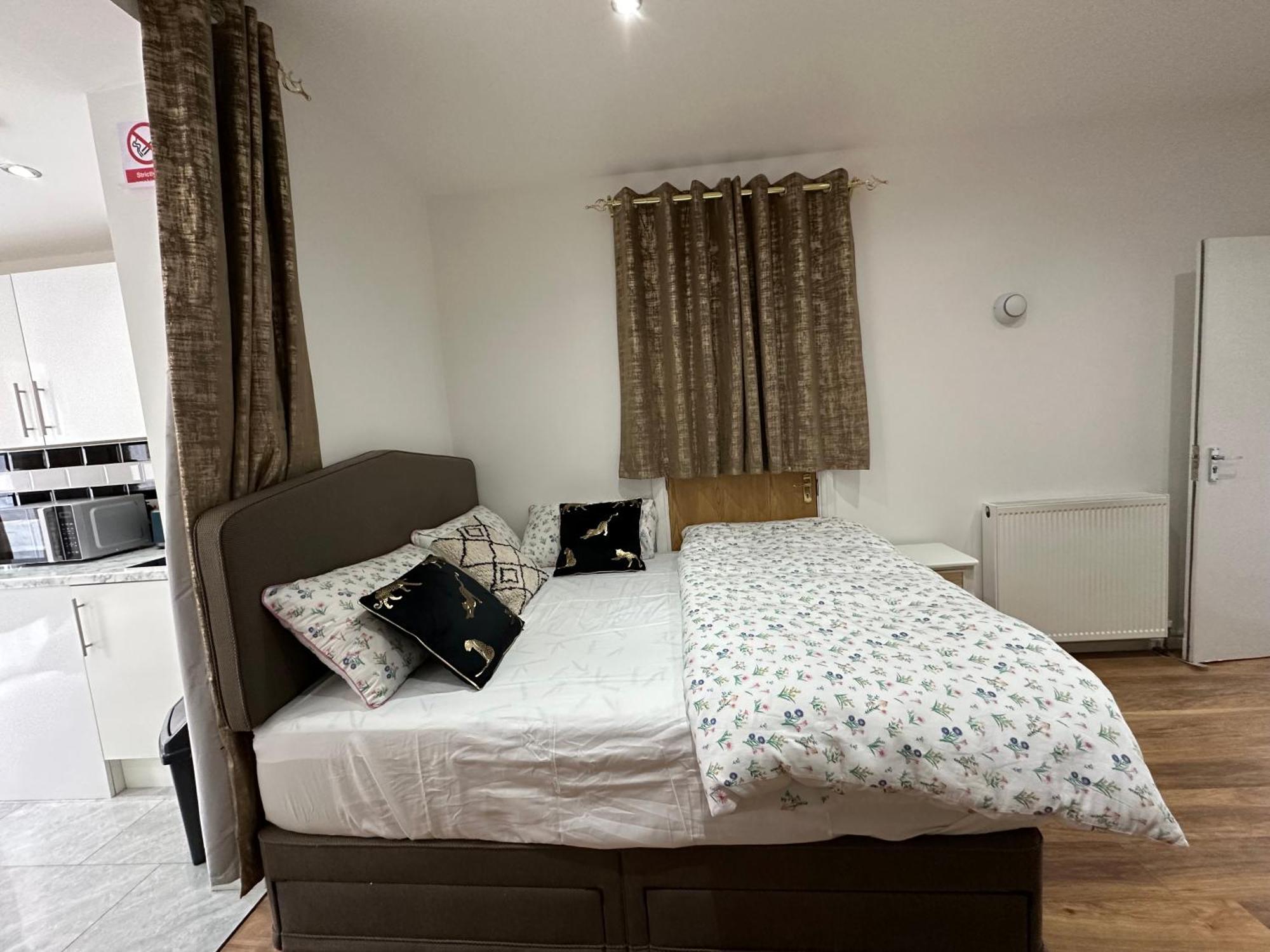 4Th Studio Flat With Private Own Bathroom A London Luxury Family Home Setup And Furnished With Double Bed Plus A Double Futon-Sofa Bed A Single Futon Bed A Baby Cot And Garden And Free Parking Exterior foto