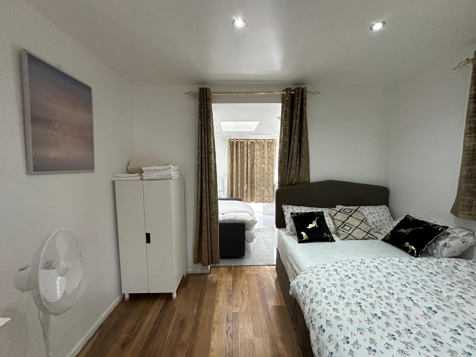 4Th Studio Flat With Private Own Bathroom A London Luxury Family Home Setup And Furnished With Double Bed Plus A Double Futon-Sofa Bed A Single Futon Bed A Baby Cot And Garden And Free Parking Exterior foto