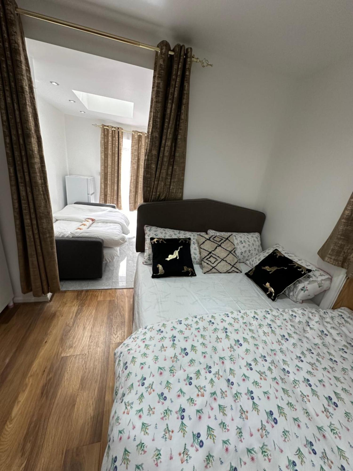 4Th Studio Flat With Private Own Bathroom A London Luxury Family Home Setup And Furnished With Double Bed Plus A Double Futon-Sofa Bed A Single Futon Bed A Baby Cot And Garden And Free Parking Exterior foto