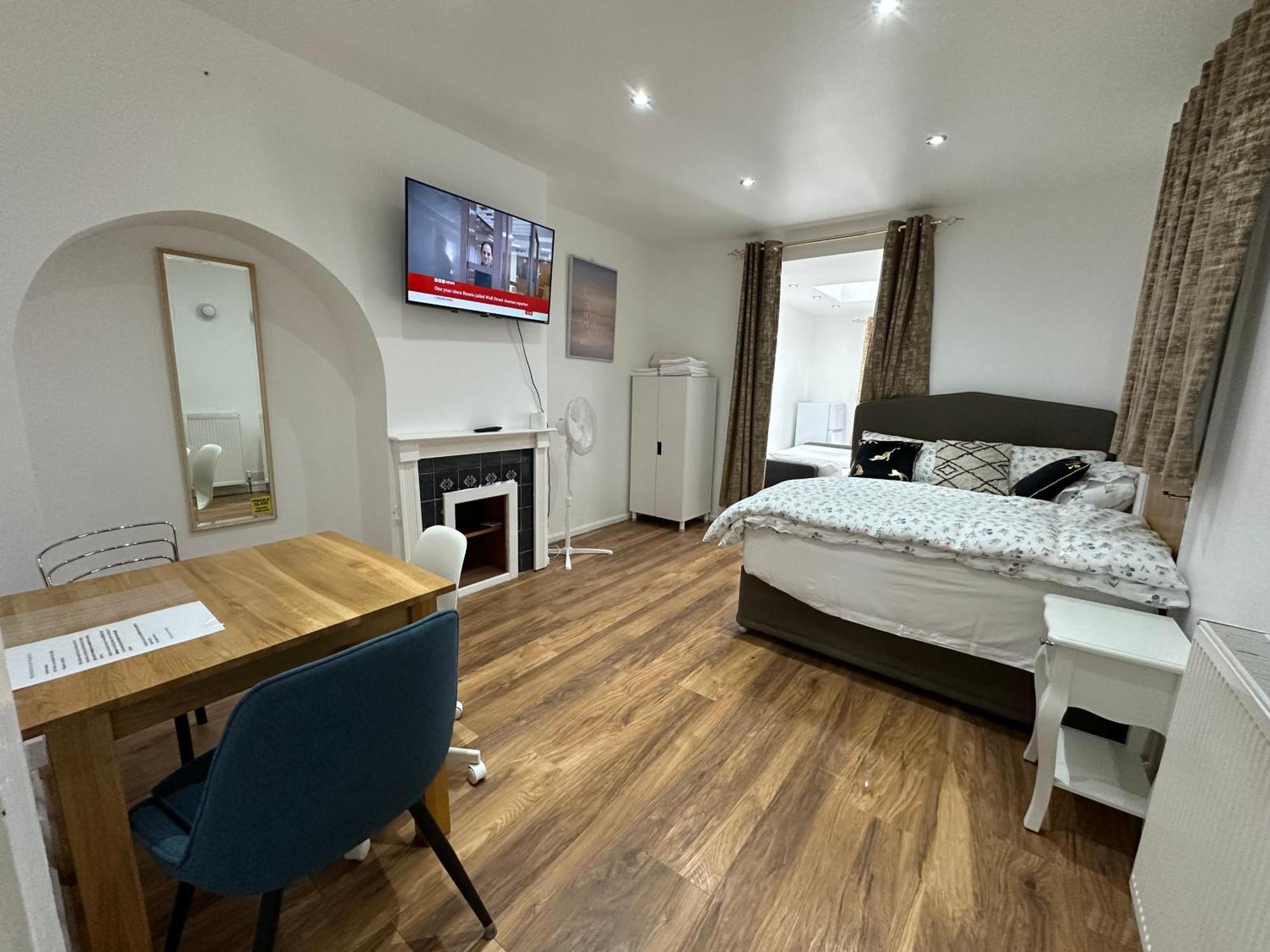 4Th Studio Flat With Private Own Bathroom A London Luxury Family Home Setup And Furnished With Double Bed Plus A Double Futon-Sofa Bed A Single Futon Bed A Baby Cot And Garden And Free Parking Exterior foto