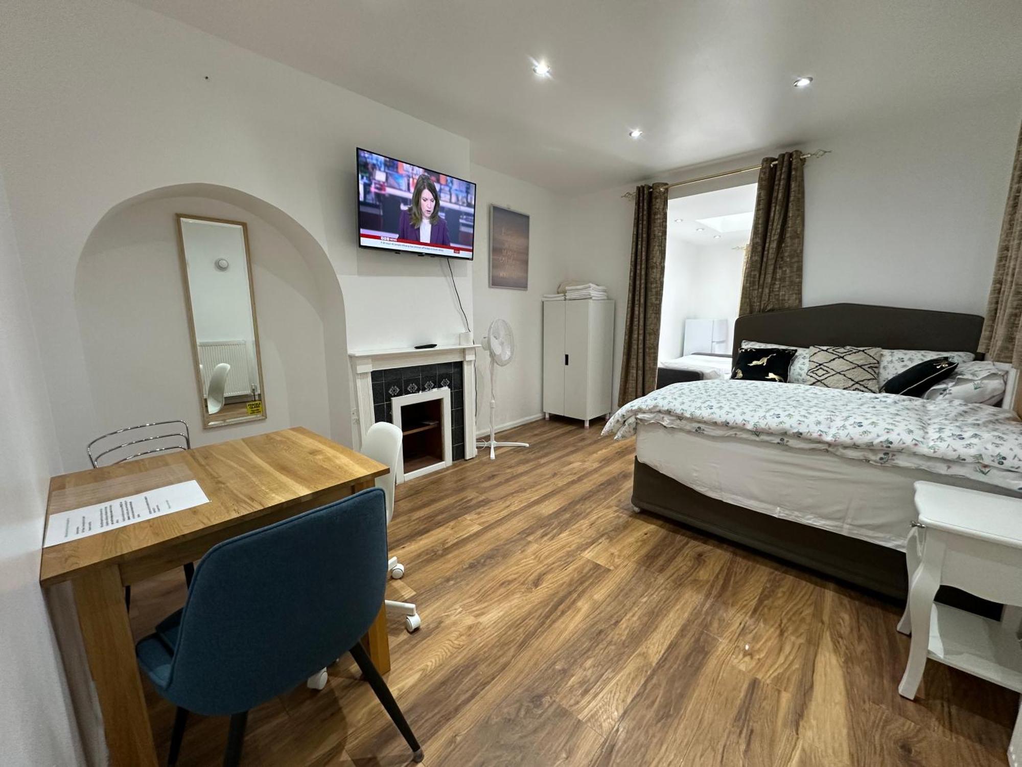 4Th Studio Flat With Private Own Bathroom A London Luxury Family Home Setup And Furnished With Double Bed Plus A Double Futon-Sofa Bed A Single Futon Bed A Baby Cot And Garden And Free Parking Exterior foto