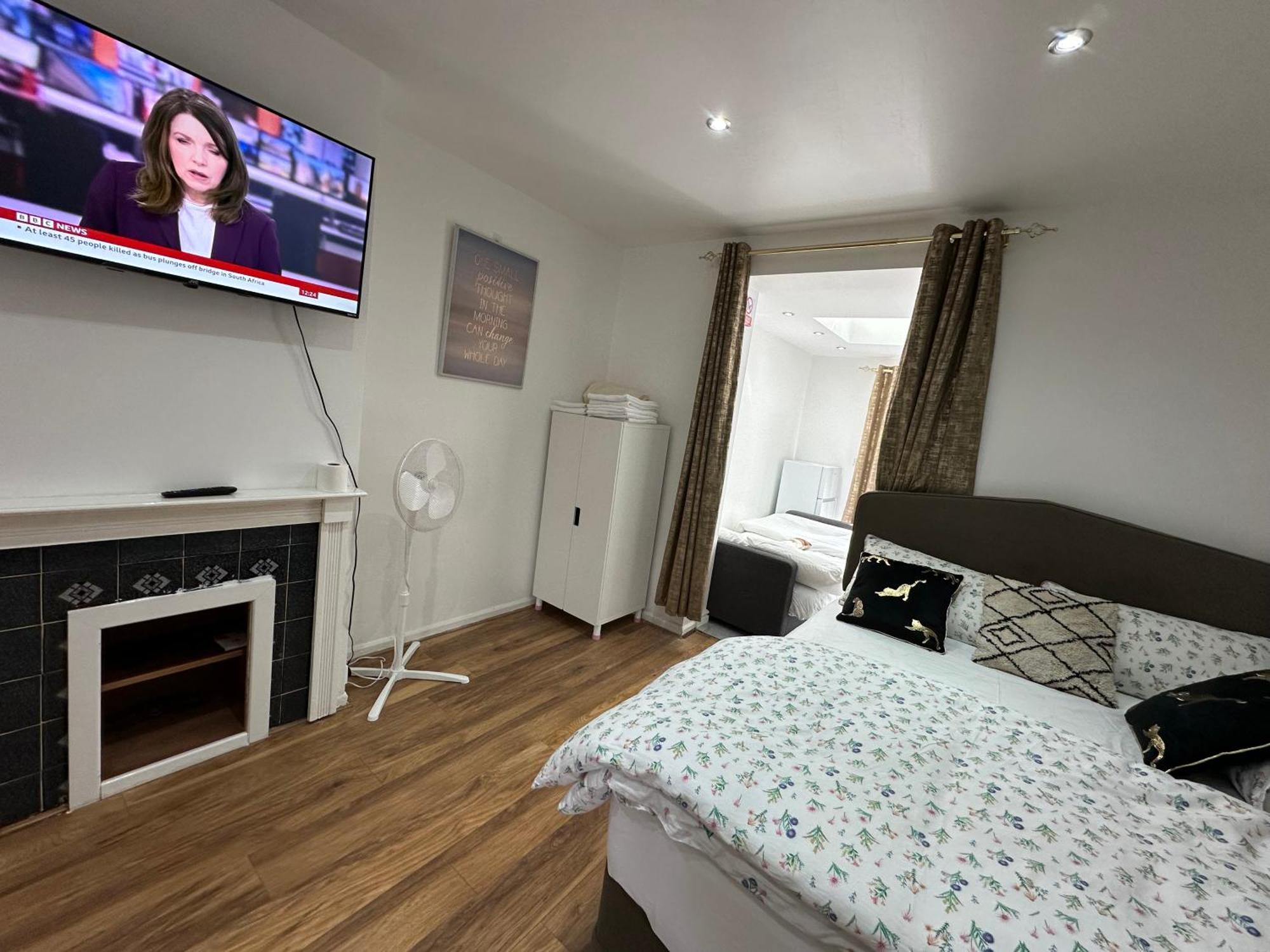 4Th Studio Flat With Private Own Bathroom A London Luxury Family Home Setup And Furnished With Double Bed Plus A Double Futon-Sofa Bed A Single Futon Bed A Baby Cot And Garden And Free Parking Exterior foto