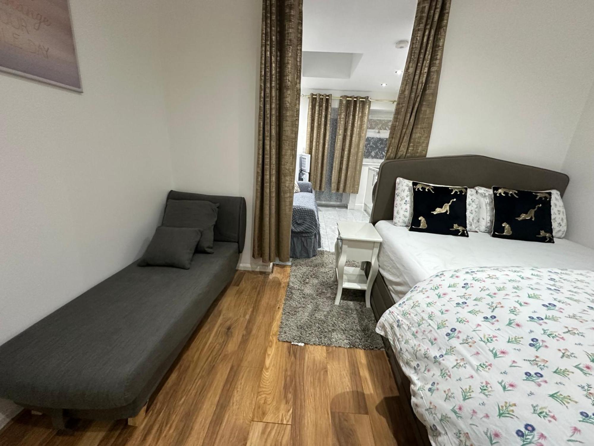 4Th Studio Flat With Private Own Bathroom A London Luxury Family Home Setup And Furnished With Double Bed Plus A Double Futon-Sofa Bed A Single Futon Bed A Baby Cot And Garden And Free Parking Exterior foto