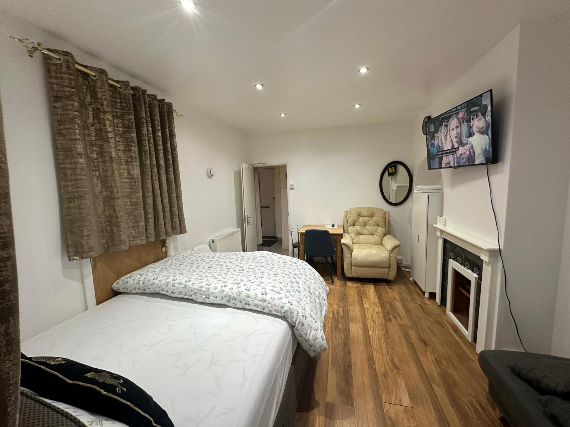 4Th Studio Flat With Private Own Bathroom A London Luxury Family Home Setup And Furnished With Double Bed Plus A Double Futon-Sofa Bed A Single Futon Bed A Baby Cot And Garden And Free Parking Exterior foto