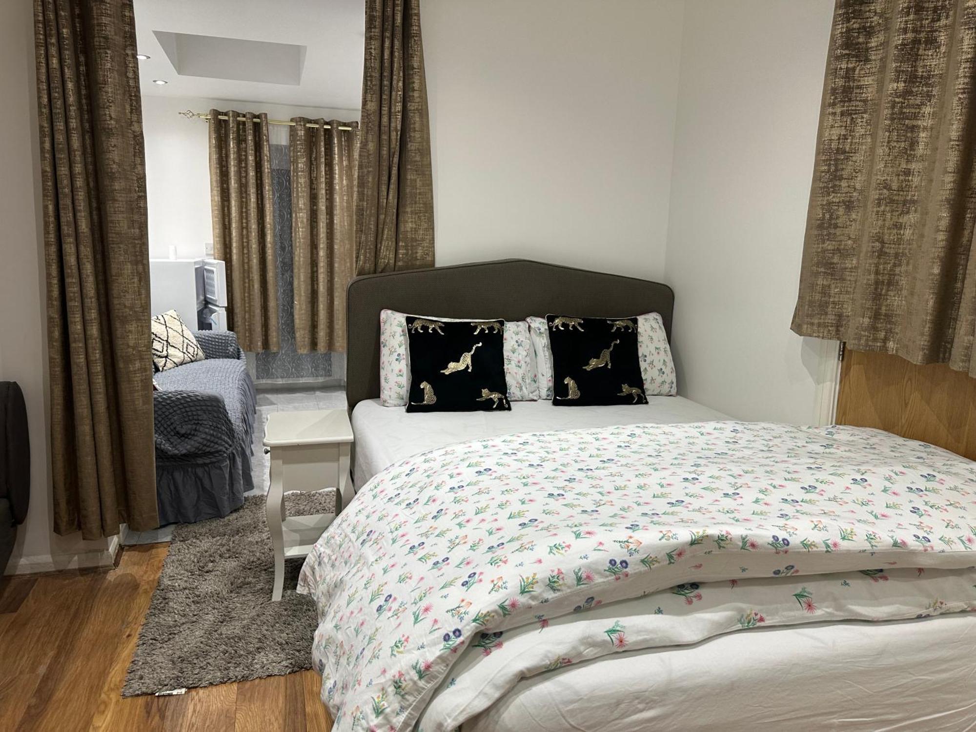 4Th Studio Flat With Private Own Bathroom A London Luxury Family Home Setup And Furnished With Double Bed Plus A Double Futon-Sofa Bed A Single Futon Bed A Baby Cot And Garden And Free Parking Exterior foto