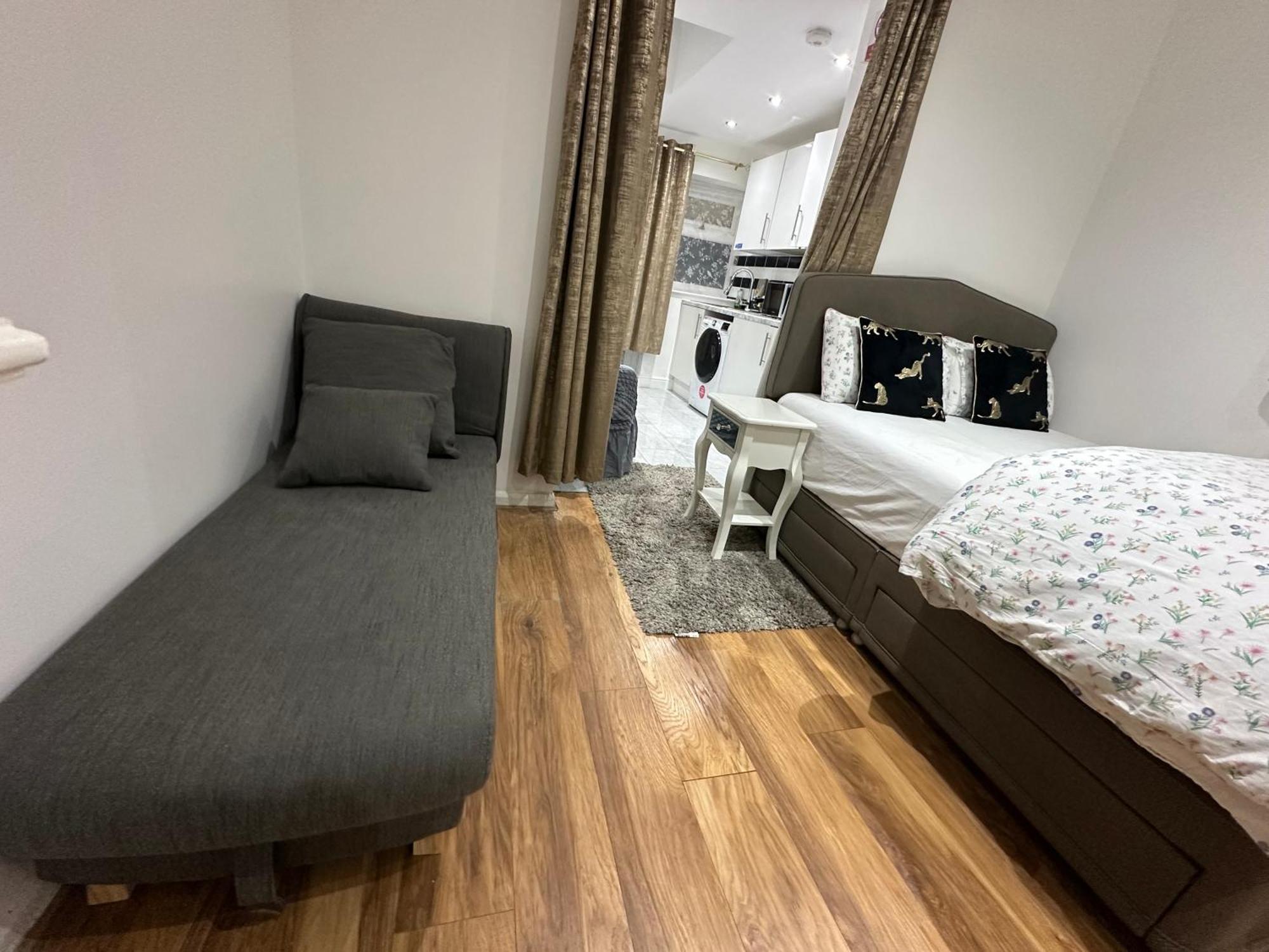 4Th Studio Flat With Private Own Bathroom A London Luxury Family Home Setup And Furnished With Double Bed Plus A Double Futon-Sofa Bed A Single Futon Bed A Baby Cot And Garden And Free Parking Exterior foto