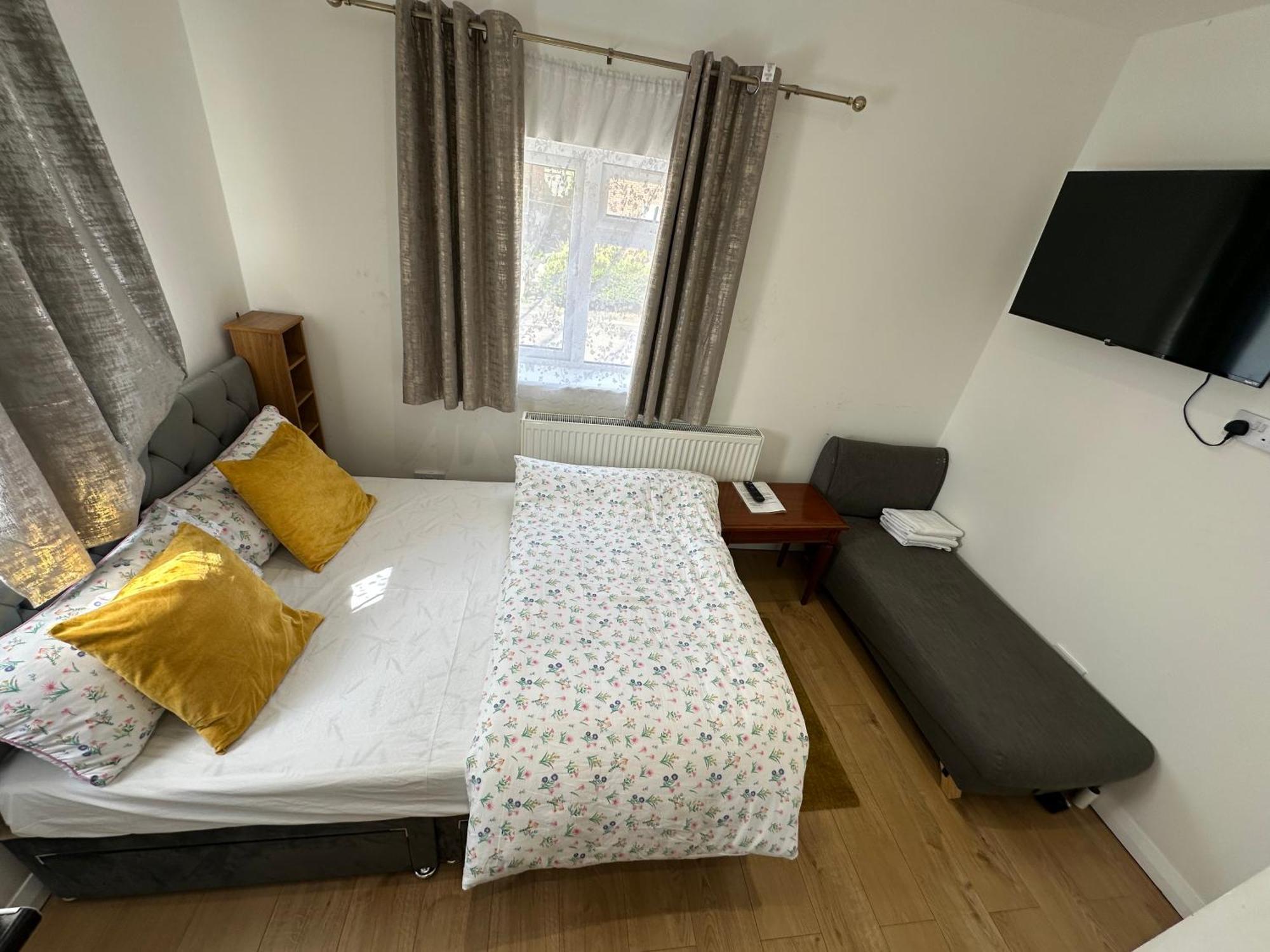 4Th Studio Flat With Private Own Bathroom A London Luxury Family Home Setup And Furnished With Double Bed Plus A Double Futon-Sofa Bed A Single Futon Bed A Baby Cot And Garden And Free Parking Exterior foto